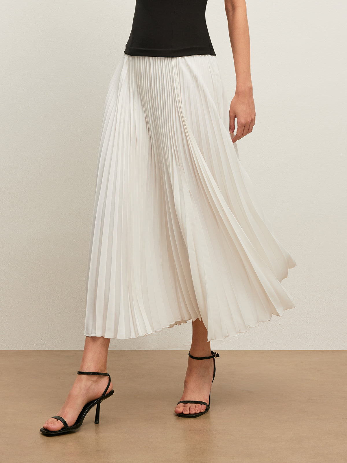 Backless Halter Pleated Dress